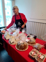 Inga myymässä leivonnaisia