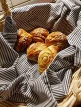 Kirsti oli leiponut herkullisia korvapuusteja kahvin kanssa nautittavaksi.