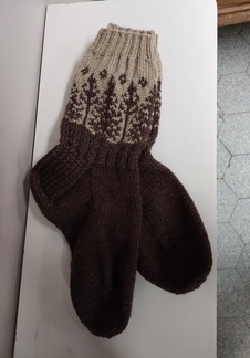 Palkkioksi Eija-Liisan kutomat hienot sukat.