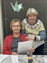 Sinikka (vanha puheenjohtaja) ja Eija-Liisa (uusi puheenjohtaja)