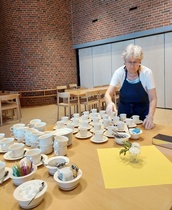 Anni kattaa kahvipöytää 