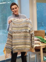 Marianne Koskimies esittelee mohairlangoista tehtyä upeaa villapaitaa.