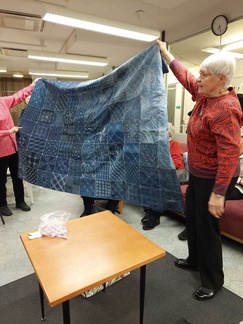 Arpajaisten pääpalkintona oli hieno Malmin Marttojen farkkupaloista tekemä päiväpeite.