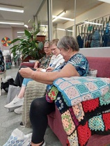 Etualalla Marjatan isoäidinneliöistä virkkaama vauvanpeitto.