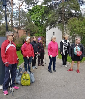 Edellisen viikon siivousyrityksen estivät rankat sadekuurot, mutta nyt sää suosi. Kierrokselle lähdimme Malmin kirkon pihalta. Keräyspihtejä ja jätesäkkejä saimme Helsingin kaupungin puisto-osastolta.