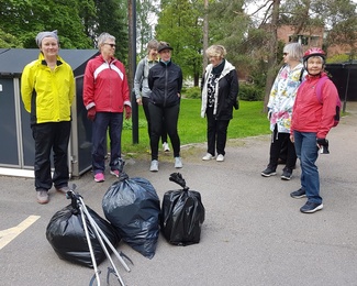 Saimme kerättyä mojovan saaliin roskia; kasvomaskeja, pikaruokapakkauksia, muovia, tölkkejä, nuuskarasioita,lasinsirpaleita ja varmaankin satoja ellei tuhansia tupakan tumpeja yms. Luonto ja lähialueen asukkaat kiittävät!