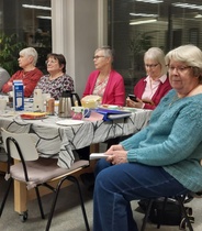 Etualalla puheenjohtajamme Eija-Liisa