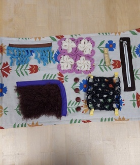 Näytillä Eija-Liisan tekemä hypistelypeitto muistisairaalle.